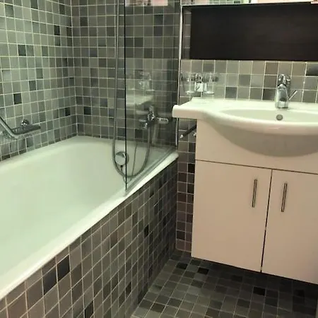 Appartement Jeanne D Arc A1 *